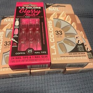 L.A. Colors Glossy Nails Kit with Natural and Nude Tips